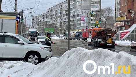 Фонтан из прорванного водопровода перекрыл дорогу в Омске