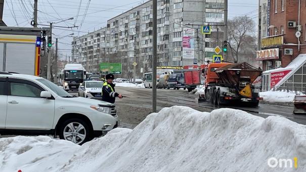 Фонтан из прорванного водопровода перекрыл дорогу в Омске