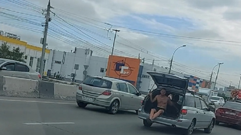 Полуголый новосибирец покатался в открытом багажнике автомобиля по Димитровскому мосту. ВИДЕО