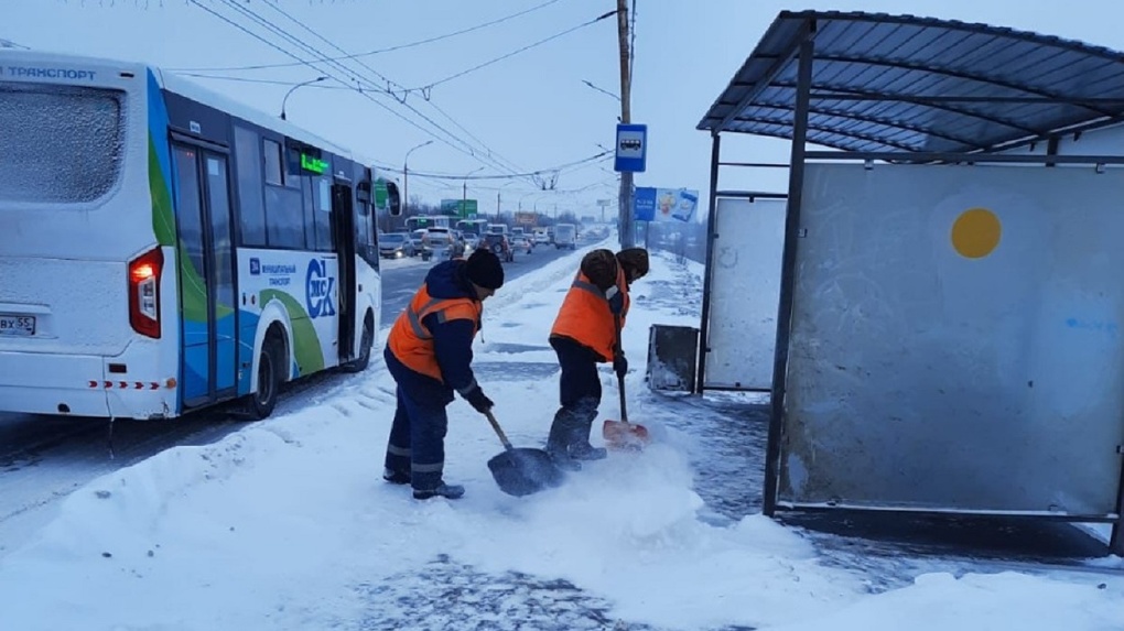 После прошедшего снегопада к уборке дорог в Омске подключили службы благоустройства и озеленения