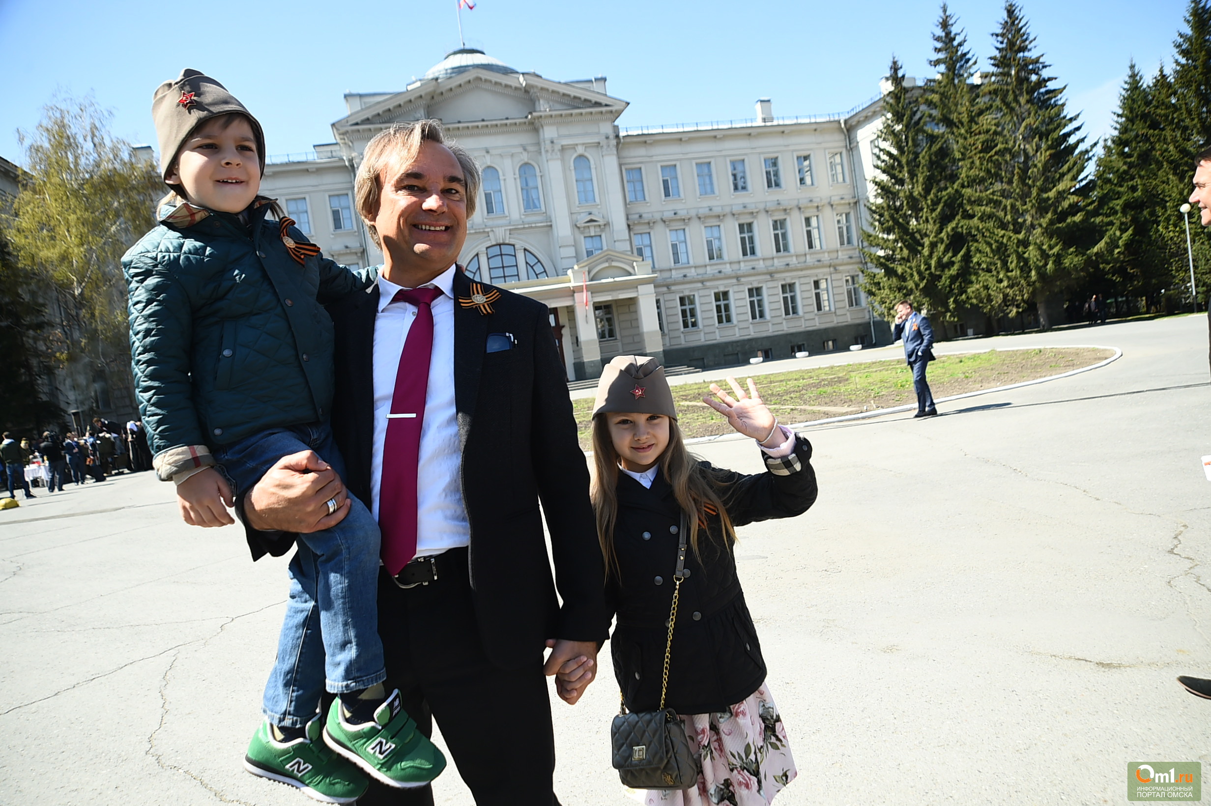 Дети омска. Дети Сергея Калинина Омск. Сергей Калинин Омск депутат жена. Дочка депутата Омска. Сергей Калинин Омск депутат последние новости.