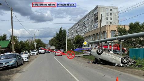 Омич поперхнулся кофе за рулём и устроил аварию на встречке с «перевёртышем»