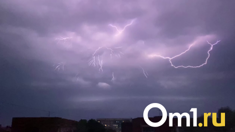 «Аж в дрожь бросило»: мощная гроза в Омске попала на видео