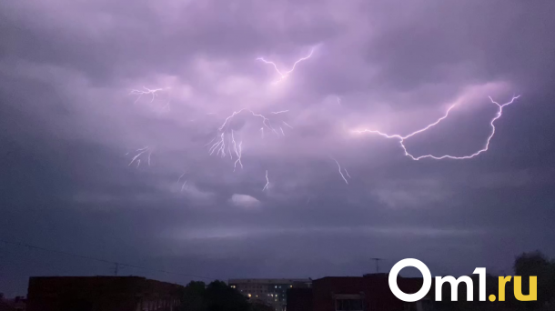 «Аж в дрожь бросило»: мощная гроза в Омске попала на видео
