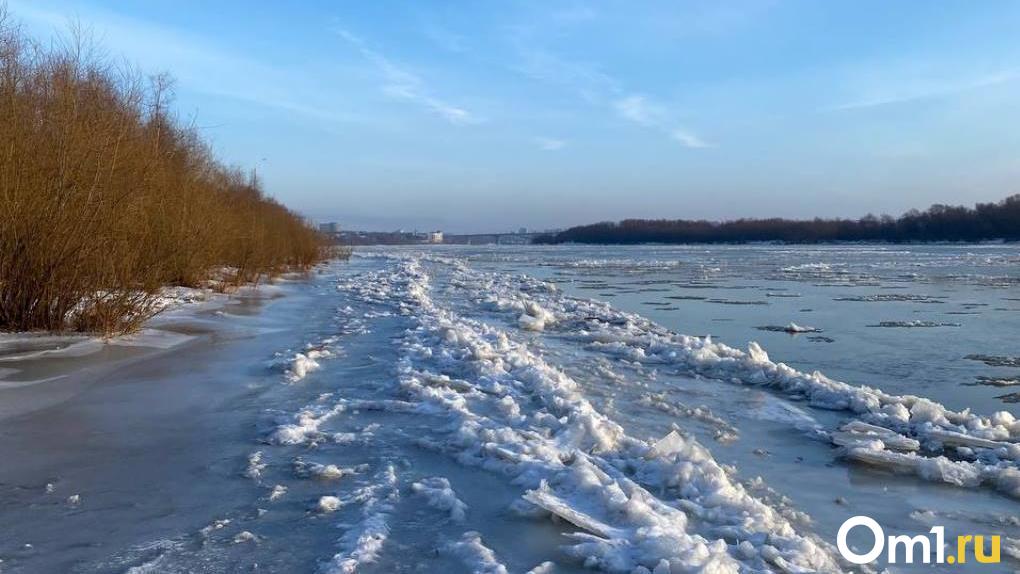 Берег Иртыша во льду и слышен странный звук