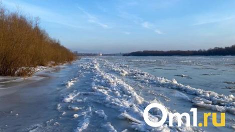 Берег Иртыша во льду и слышен странный звук