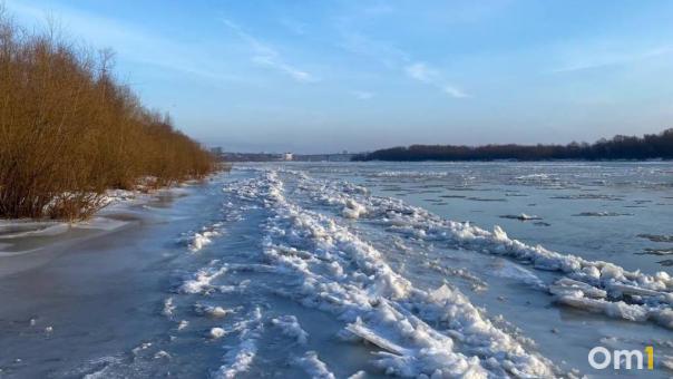 Берег Иртыша во льду и слышен странный звук