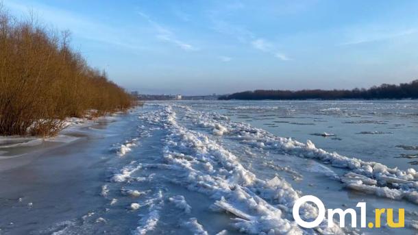 Берег Иртыша во льду и слышен странный звук