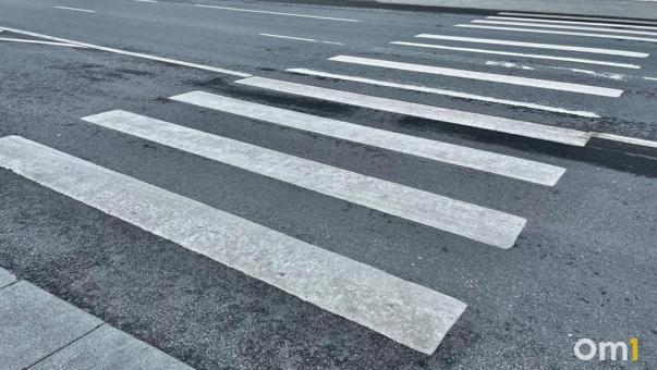 Омичи растоптали дорожную разметку на новом тротуаре