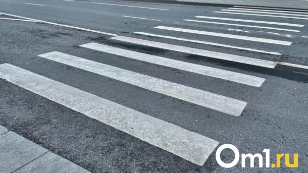 Омичи растоптали дорожную разметку на новом тротуаре