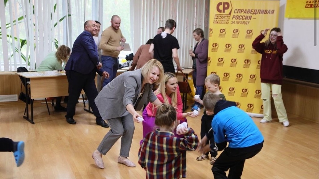 Радость и надежда в сердцах. Омские справедливоросы отметили с малышами Донбасса День защиты детей