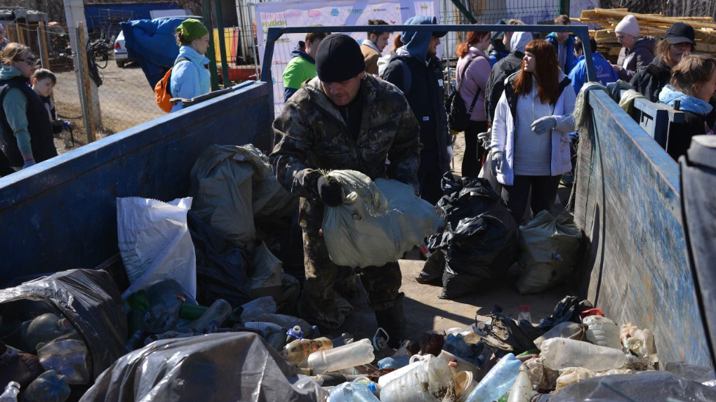 Более 400 мешков мусора собрали на пляже в Заельцовском районе Новосибирска