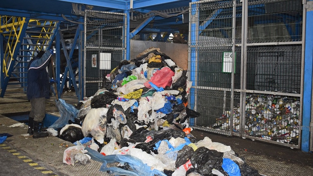 Региональный оператор поднял зарплату сортировщикам мусора