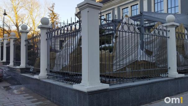 Из центра Омска пропала знаменитая ограда