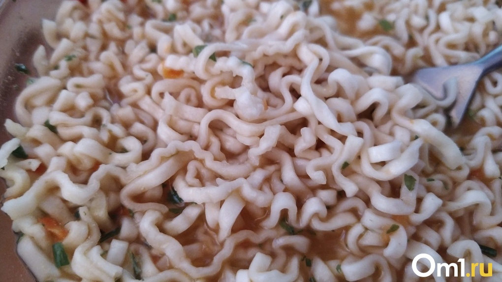 Доширак наруто. Штучки в дошираке. Доширак с нарутомаки. Доширак с нарутомаки. Лапша доширак.