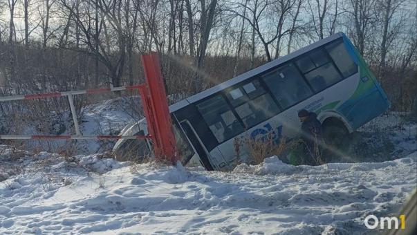 В Омске ещё один автобус угодил в глубокую яму
