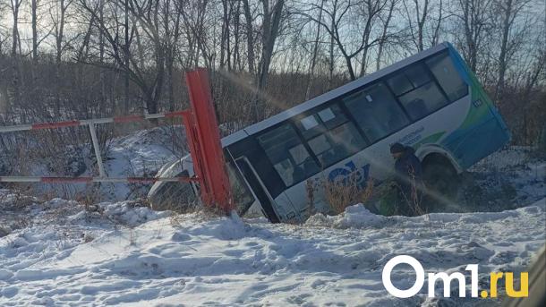 В Омске ещё один автобус угодил в глубокую яму