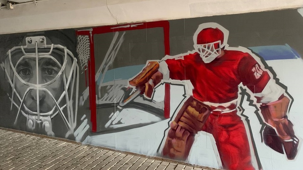 У омской G-Drivе Арены появилось хоккейное граффити