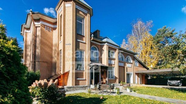 Коттедж за 55 млн рублей продают в Новосибирске