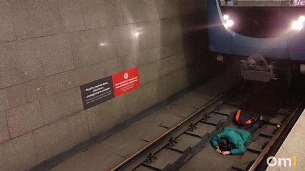 В метро Новосибирска мальчик поскользнулся и оказался на путях перед поездом