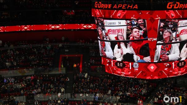 Шарфы, кепки и перчатки: омичи теряют личные вещи на G-Drive Арене