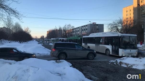 Новосибирцы вынуждены идти пешком из-за гигантской пробки