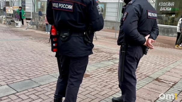 В Омске вандал напал на тёплую остановку