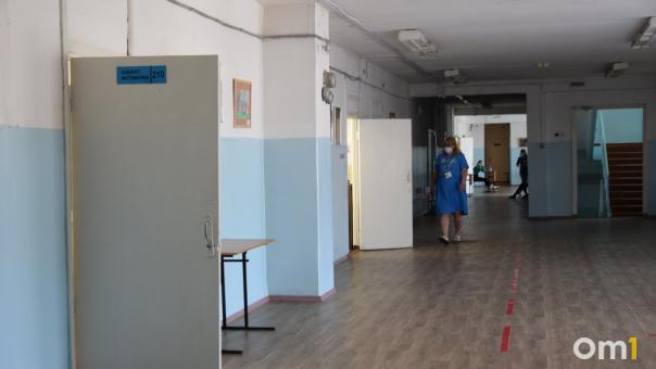 Прокуратура ужаснулась плесени в туалете в одной из омских школ