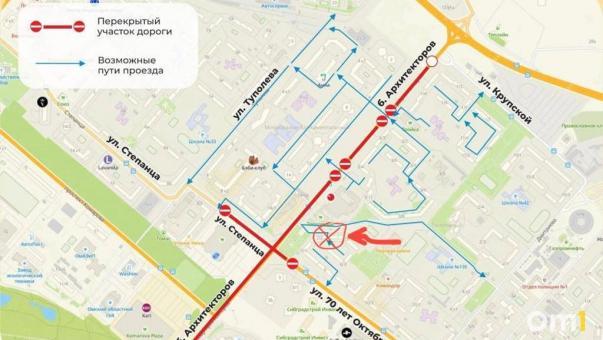 Жителям омского Левобережья заблокировали объезд бульвара Архитекторов через арку дома