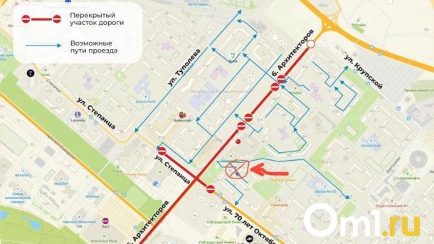 Жителям омского Левобережья заблокировали объезд бульвара Архитекторов через арку дома