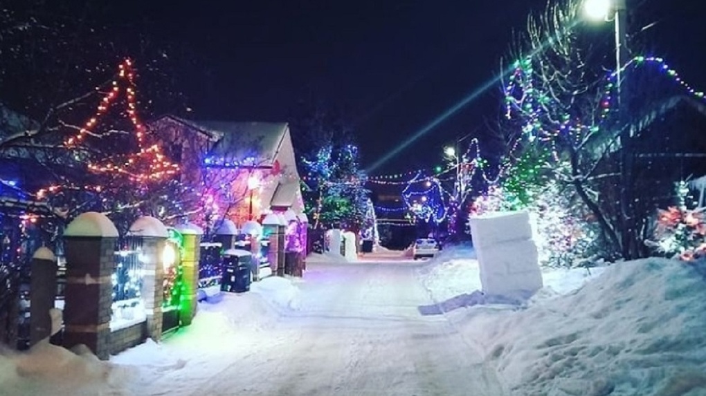 В новогоднюю сказку превратили улицу Закарпатскую в Новосибирске