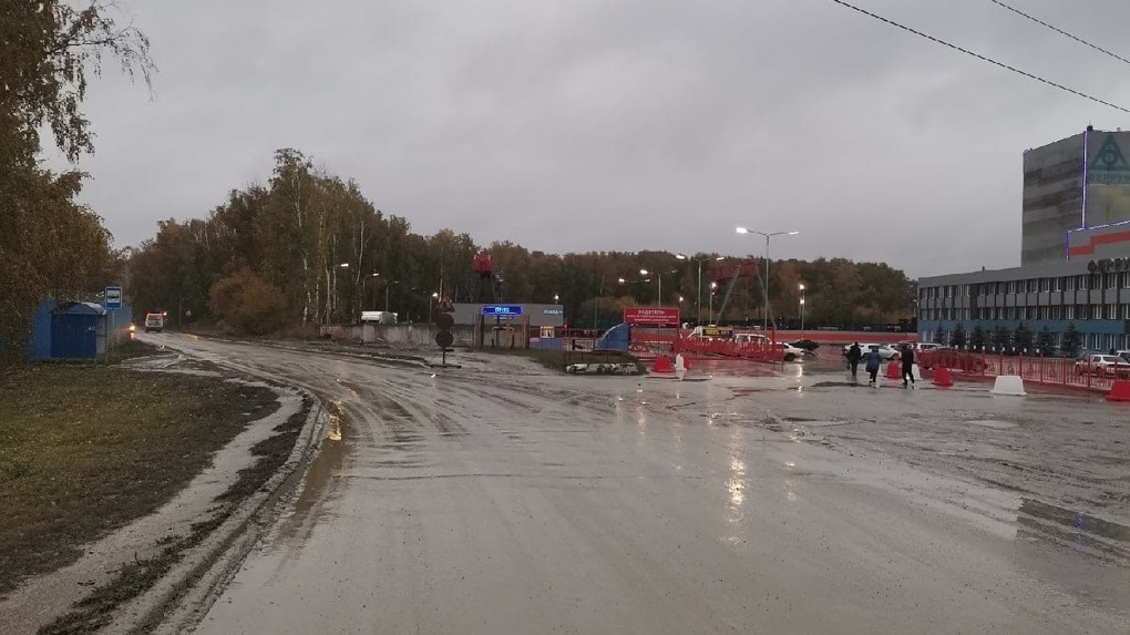 Одна большая грязная лужа: улицу размыло после дождя в Новосибирске. ФОТО