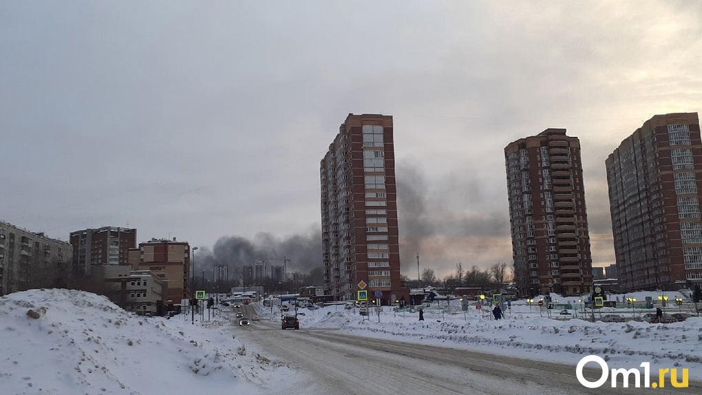 Цистерну с бензином потушили пожарные в Новосибирске. ВИДЕО