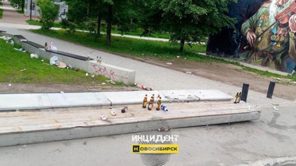 Выпускники устроили в Новосибирске крысиный банкет — мусорный апокалипсис на улице Ленина