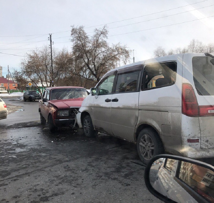 Аварийный омск. Аварийный Омск ДТП аварии. Дорожные происшествия в Омске за сутки. ДТП Омск за сутки в Омске аварийный.