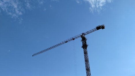 В Новосибирске долгострой на улице Волховская выставили на продажу