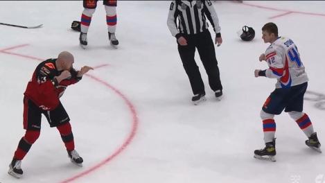 Зрелищными драками закончилась игра плей-офф между омским «Авангардом» и «Ладой»