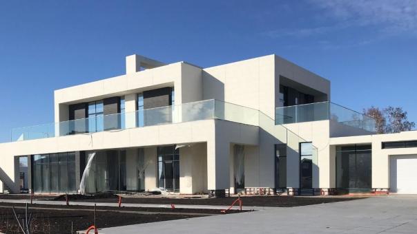 Современный коттедж за 187 миллионов рублей продают в посёлке под Новосибирском. ФОТО