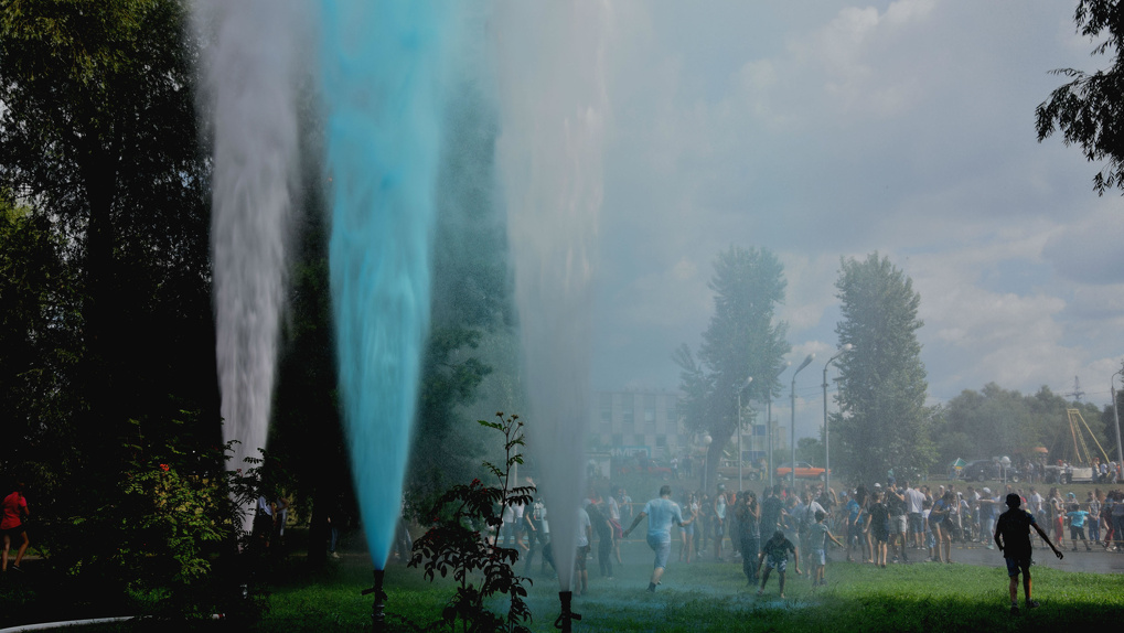 Омские пожарные запустили водный салют в цветах триколора: фото