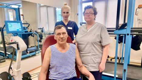 Речь вернулась прямо на операционном столе: омские врачи спасли пенсионера от тромба за 15 минут