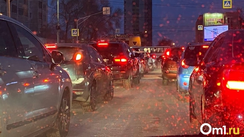 Пробки в 9 баллов на городских дорогах стали поводом для шуток у омичей