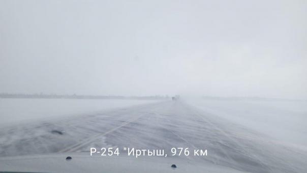 Федеральную трассу закрыли до позднего вечера из-за бурана в Новосибирской области