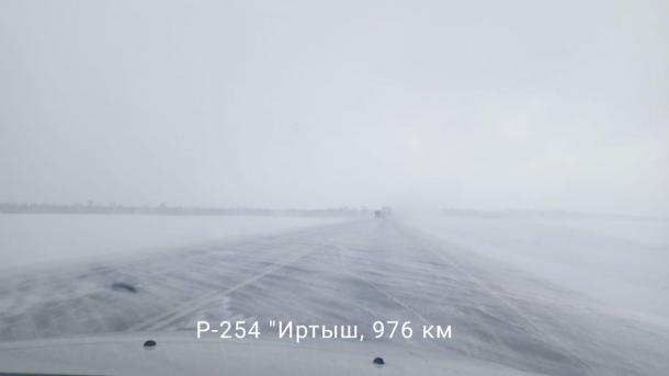 Федеральную трассу закрыли до позднего вечера из-за бурана в Новосибирской области
