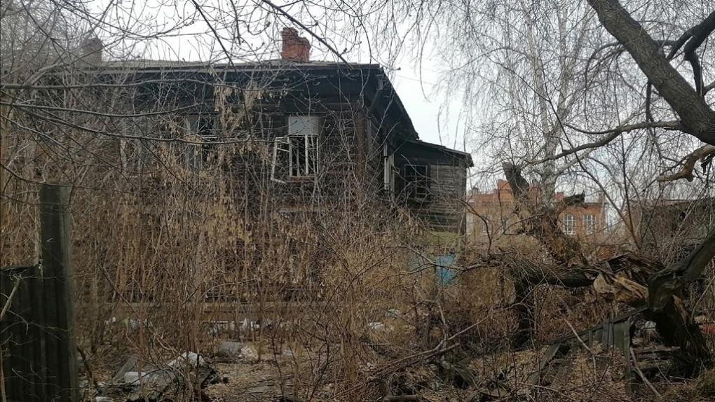 Разрушенный деревянный дом в центре Омска оказался памятником архитектуры
