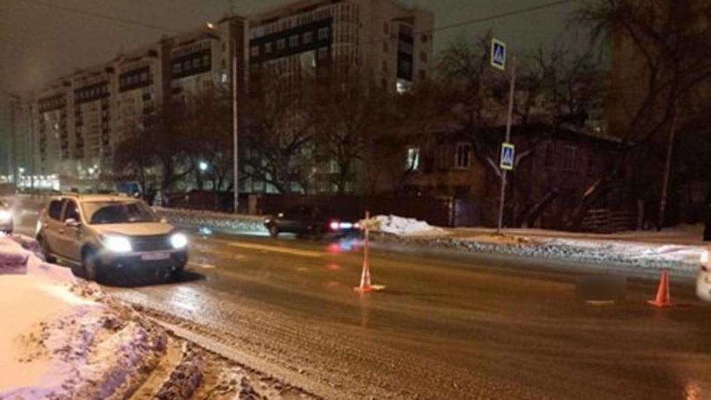 Скончалась на месте: рано утром омский водитель сбил женщину