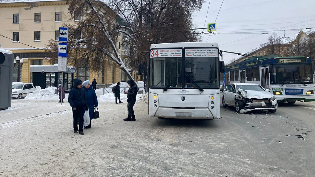 Автомобиль такси сбил пешехода и врезался в автобус в Новосибирске