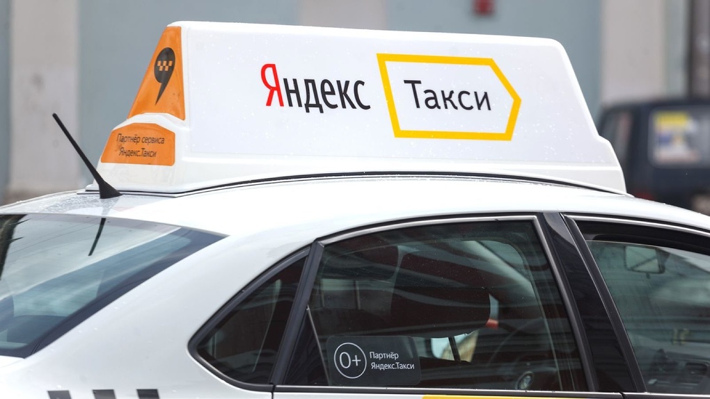 Перцовая атака: новосибирский таксист брызнул в двух пассажирок баллончиком и выбросил из машины