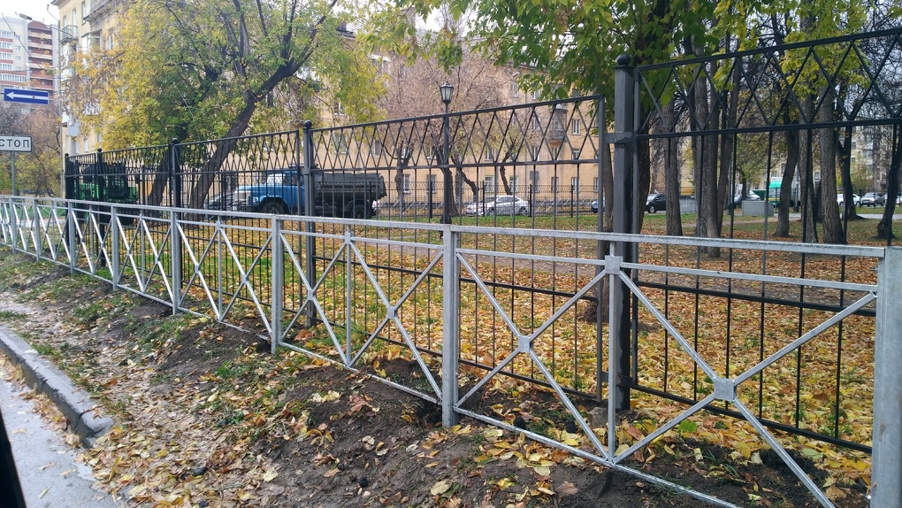 «Весь город в оградках, как на кладбище» — забор рядом с существующим установили у сквера в Новосибирске