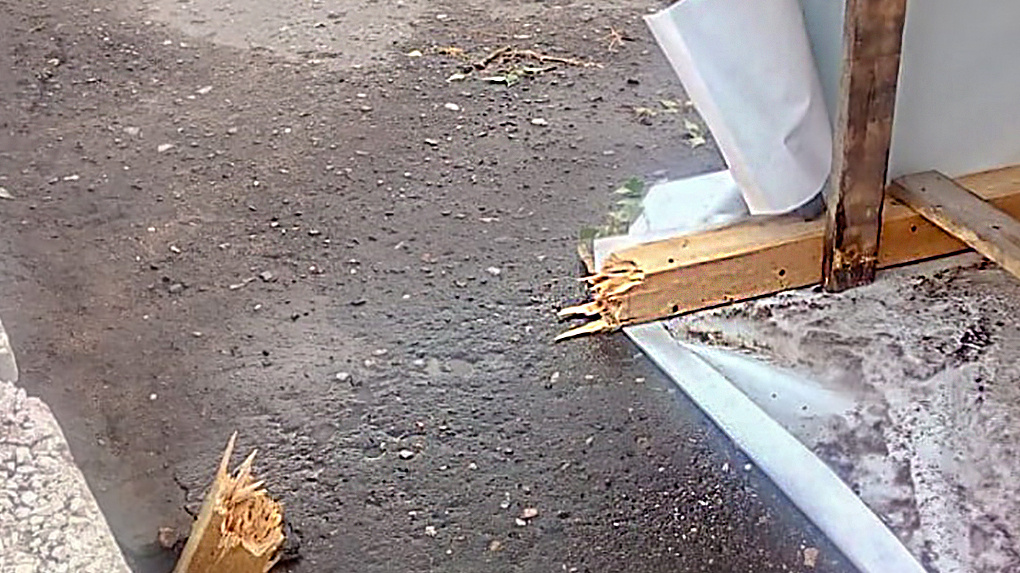 В омском парке упавший рекламный щит сломал девочке ногу