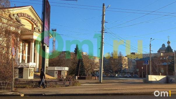 В Омске устанавливают новогоднюю ёлку в +8